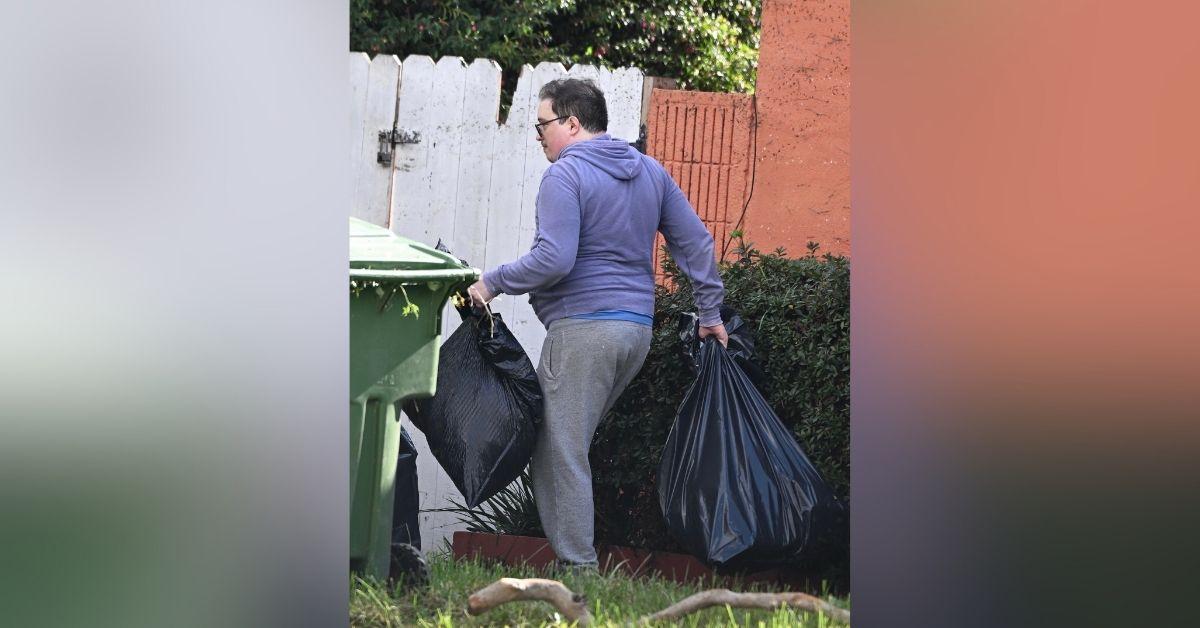 image of Presumed friends appeared to be helping Mickey Rourke move out of his home.