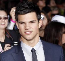 2009__12__taylorlautner 225×212.jpg