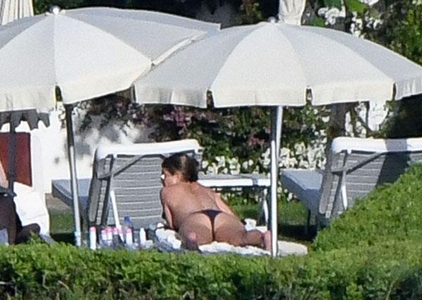 jennifer aniston baby bump bikini topless