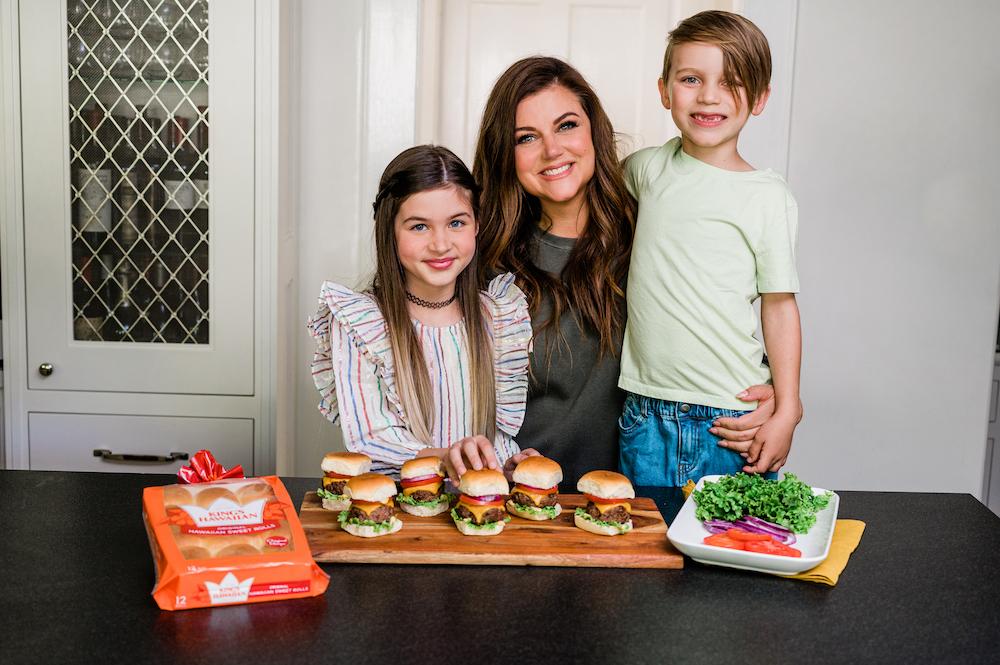 tiffani thiessen and her kids enjoy their favorite weekly tradition slider sunday with cheeseburgers on kings hawaiian original sweet rolls