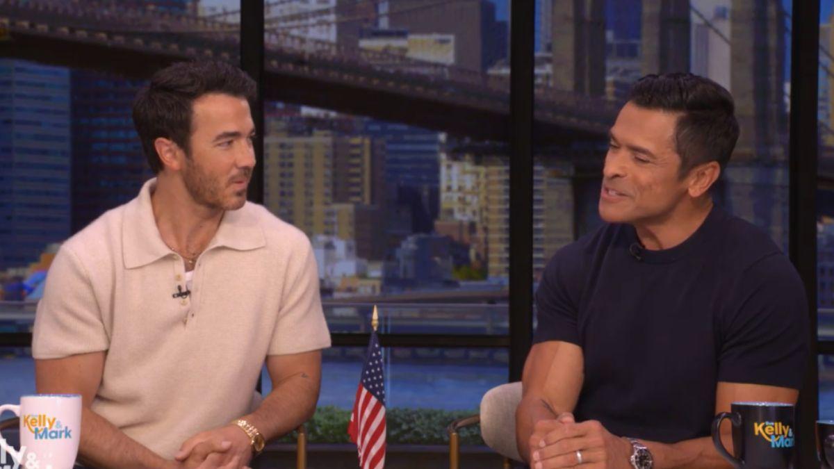 Image of Kelly Ripa asked her husband to take a look at her wounds even though she is not supposed to. 