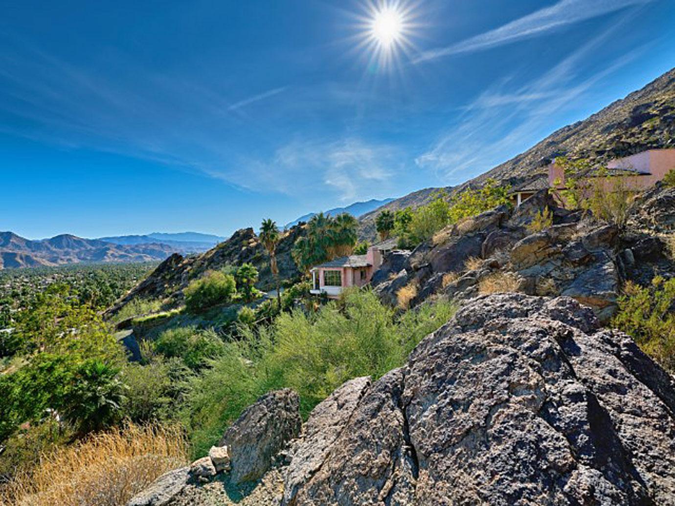 suzanne somers sells glamorous desert compound