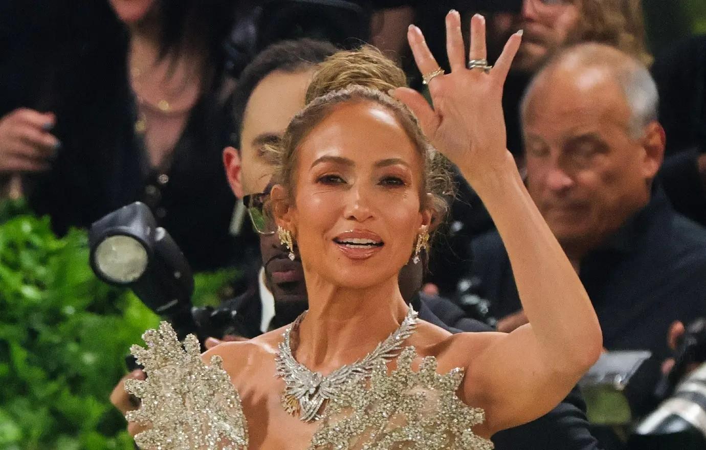 jennifer lopez likes post unhealthy relationships divorce rumors