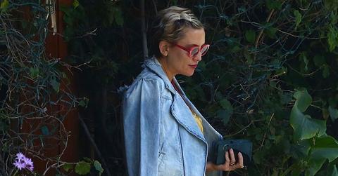 Pregnant kate hudson yellow dress slit main