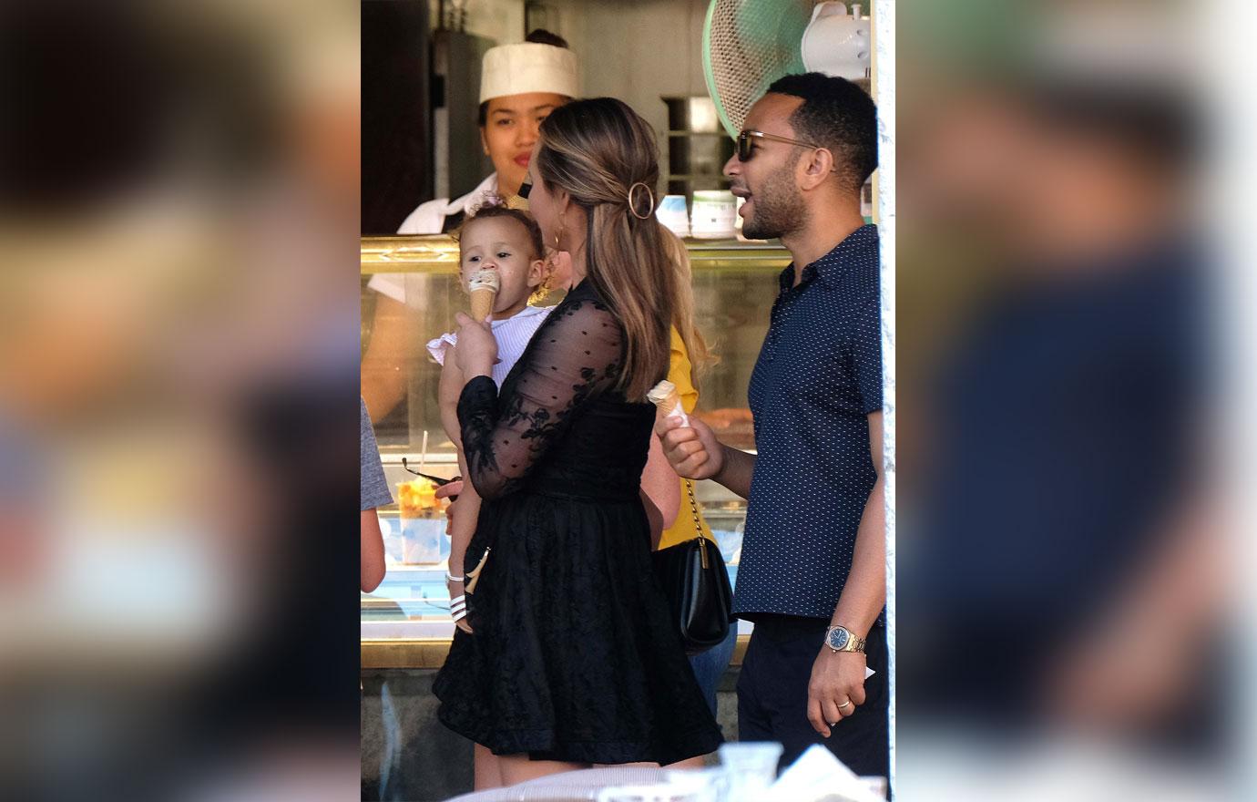 Chrissy Teigen John Legend Luna Venice Photos 05