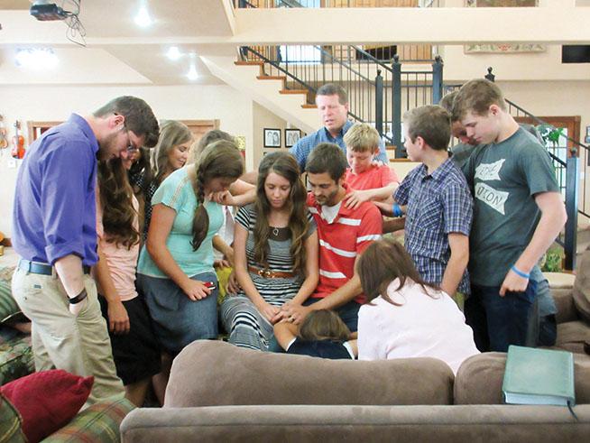 17 KIDS AND COUNTING (aka 18 KIDS AND COUNTING aka 19 KIDS AND COUNTING), seated center l r: Jill