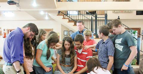 17 KIDS AND COUNTING (aka 18 KIDS AND COUNTING aka 19 KIDS AND COUNTING), seated center l r: Jill