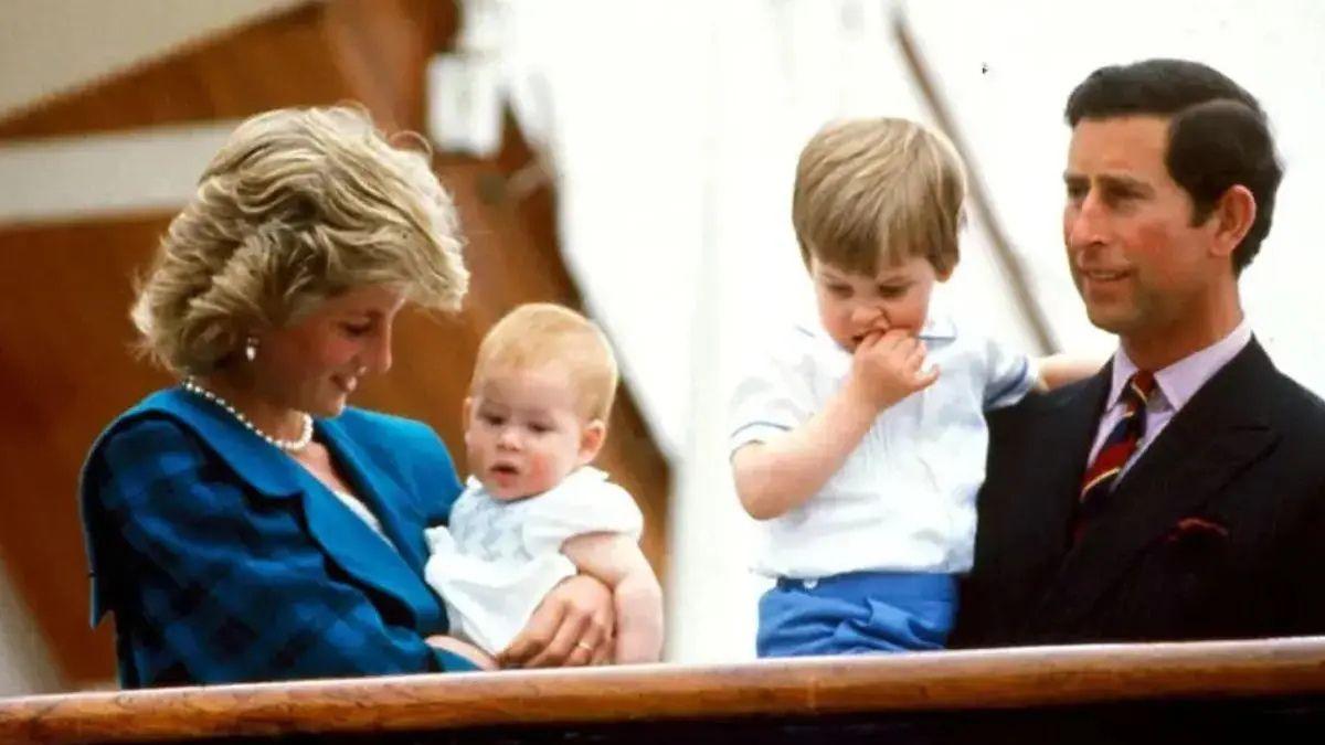 Photo of Prince Harry believes being in the royal family 'killed' mom Princess Diana.