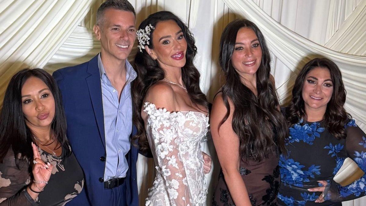 Image of Jenni 'JWoww' Farley and Zack Carpinello shocked friends and family with surprise wedding.