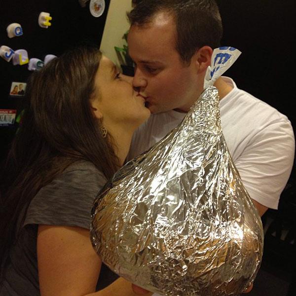 Josh anna duggar kissing