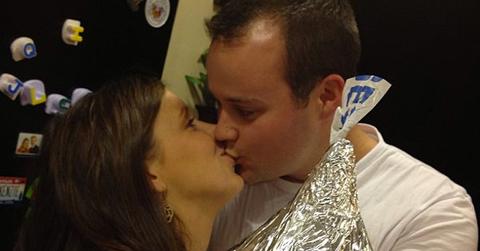 Josh anna duggar kissing