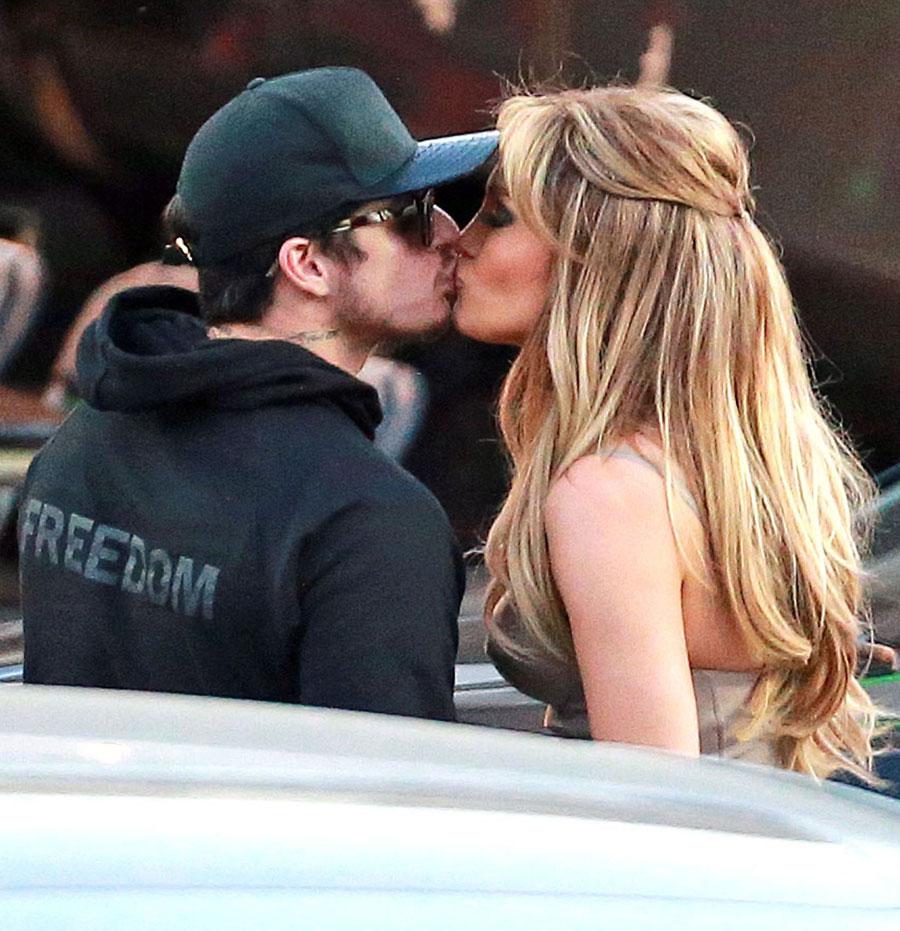 Jennifer lopez casper smart kissing 03