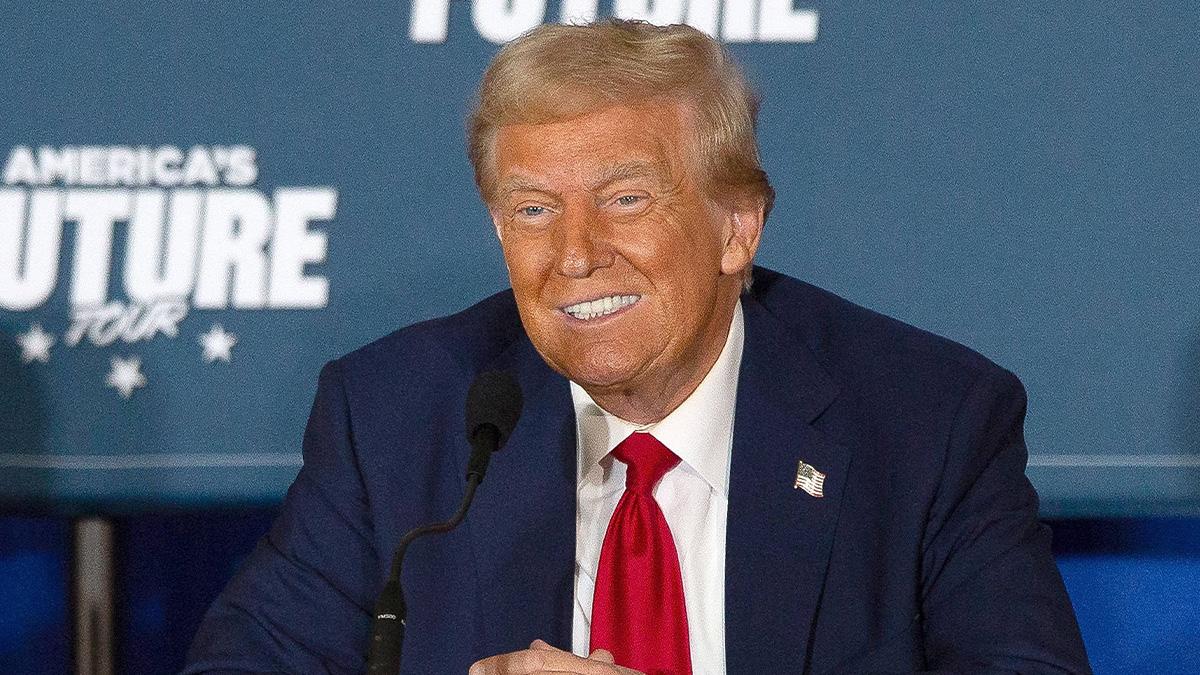 Photo of Donald Trump reportedly decorated his own bedroom.