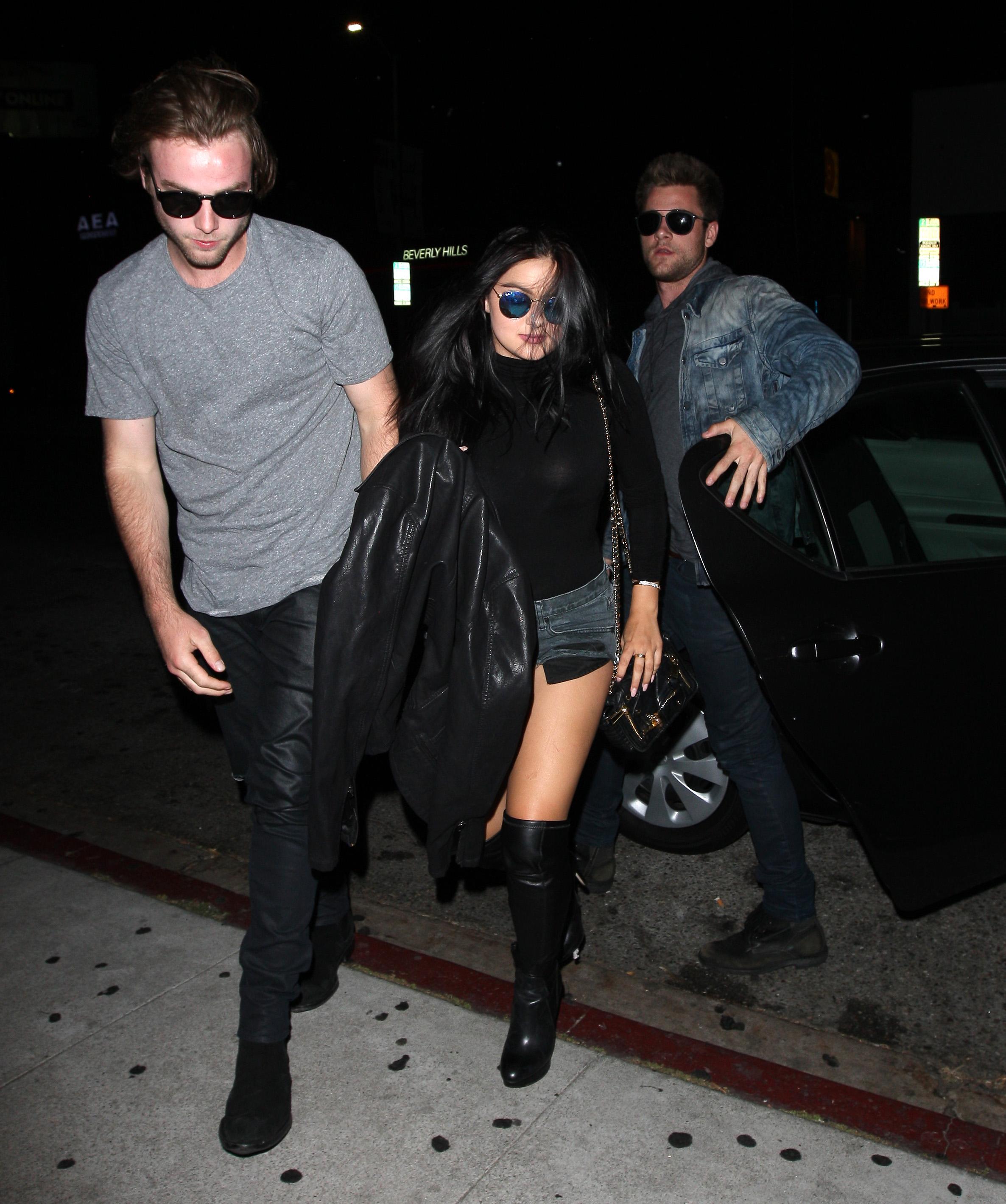 Ariel Winter Goes To The Nice Guy Club With Two Male Companions And Wearing Shades