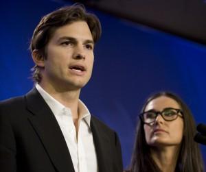 2010__10__Ashton_Kutcher_Demi_Moore_Oct11newsne 300×252.jpg