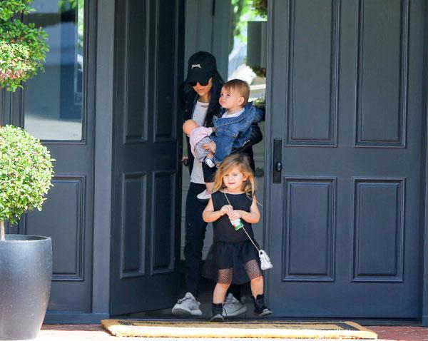 kourtney kardashian babysitting kids scott disick partying dad