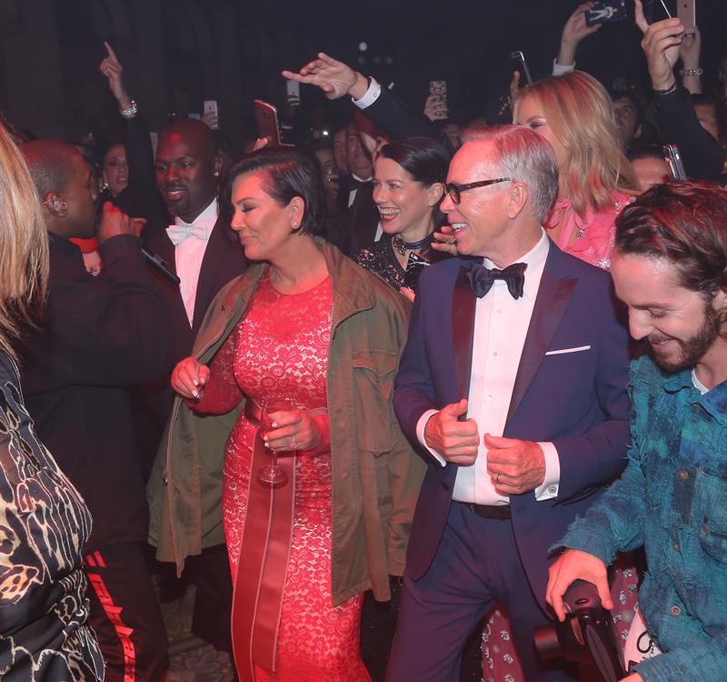 Kim Kardashian and her family cheer on Kanye from the front row of the Harper&#8217;s Bazzar party in NYC for fashion week