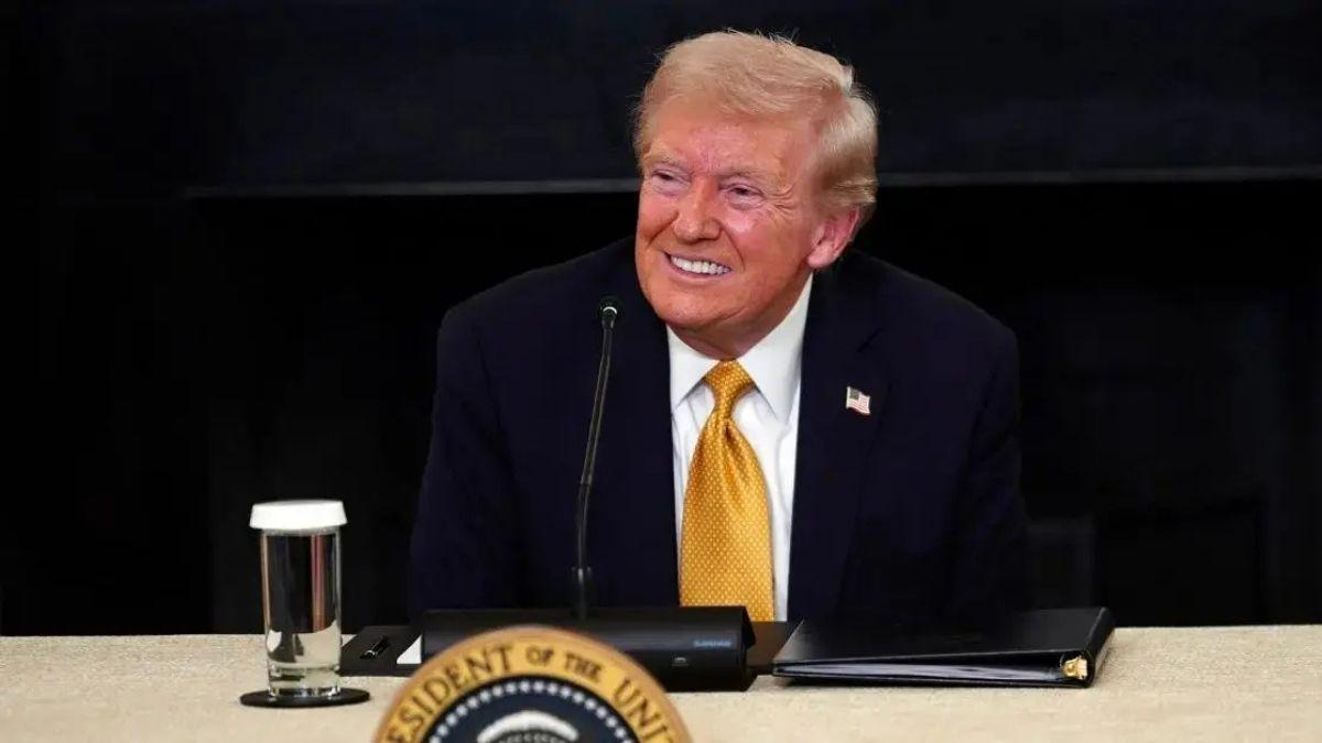 Photo of Trump celebrated Kimmel's show being suspended in 2025.