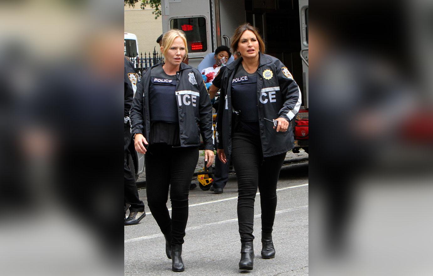 Kelli and mariska on set