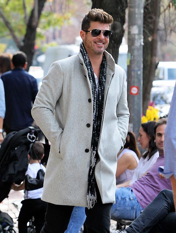 Exclusive&#8230; Robin Thicke &amp; April Love Geary Lunch In NYC ***NO USE W/O PRIOR AGREEMENT &#8211; CALL FOR PRICING***