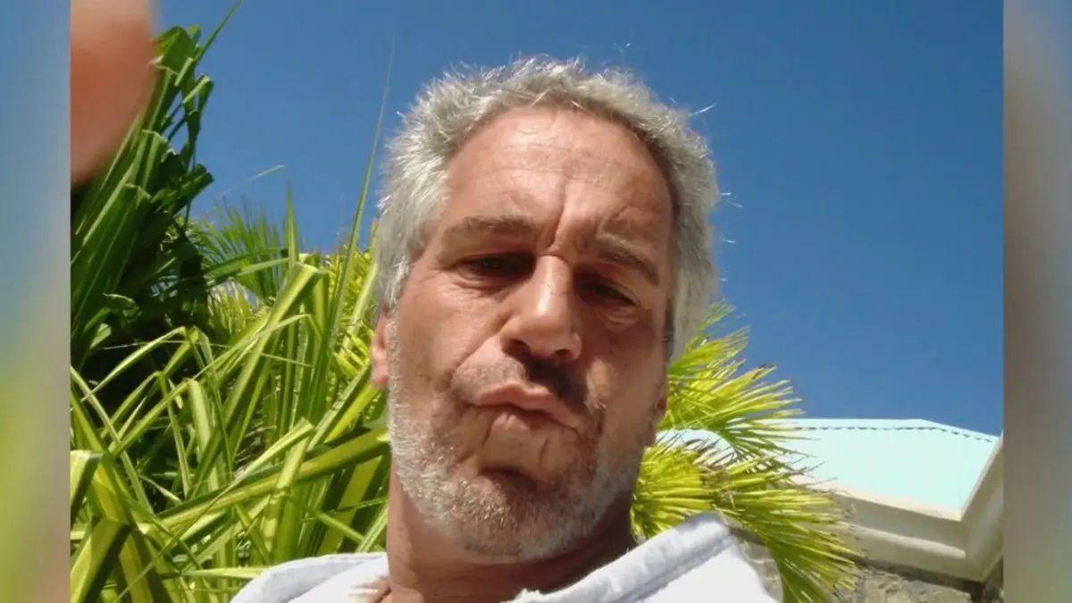 Photo of In 2002, Donald Trump called Jeffrey Epstein 'a terrific guy.'