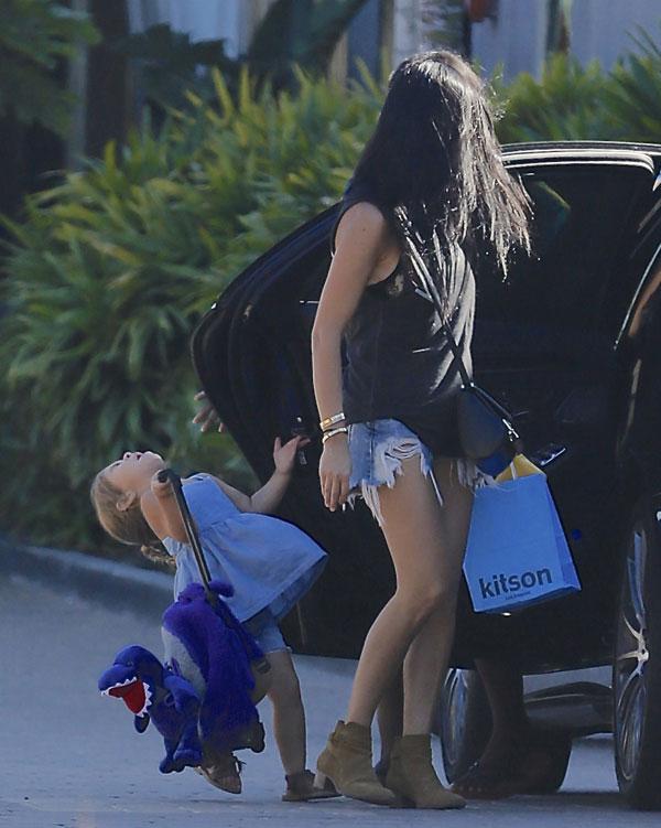 Penelope disick hit car door 03