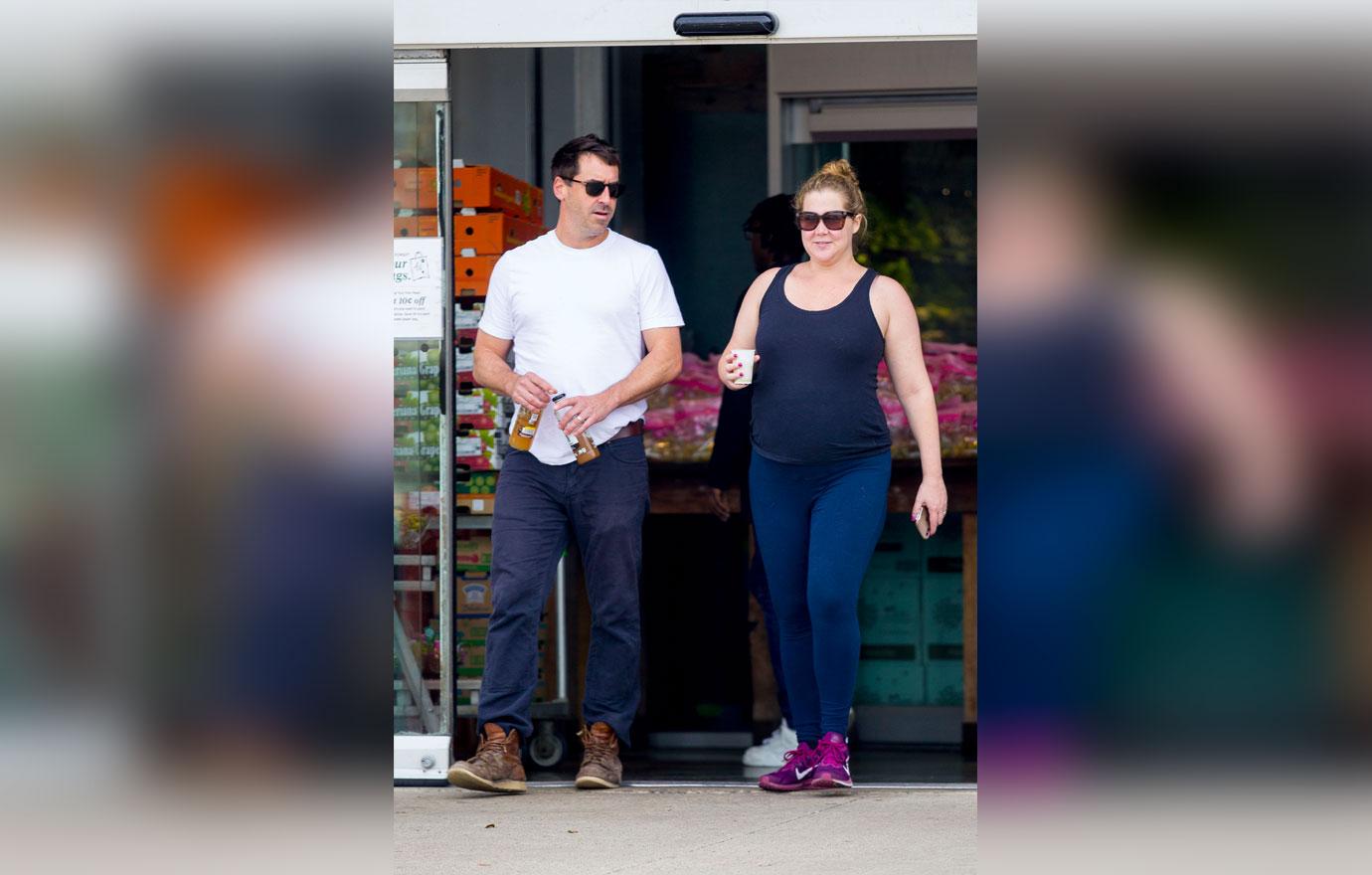 Amy-Schumer-Baby-Bump-Selfie