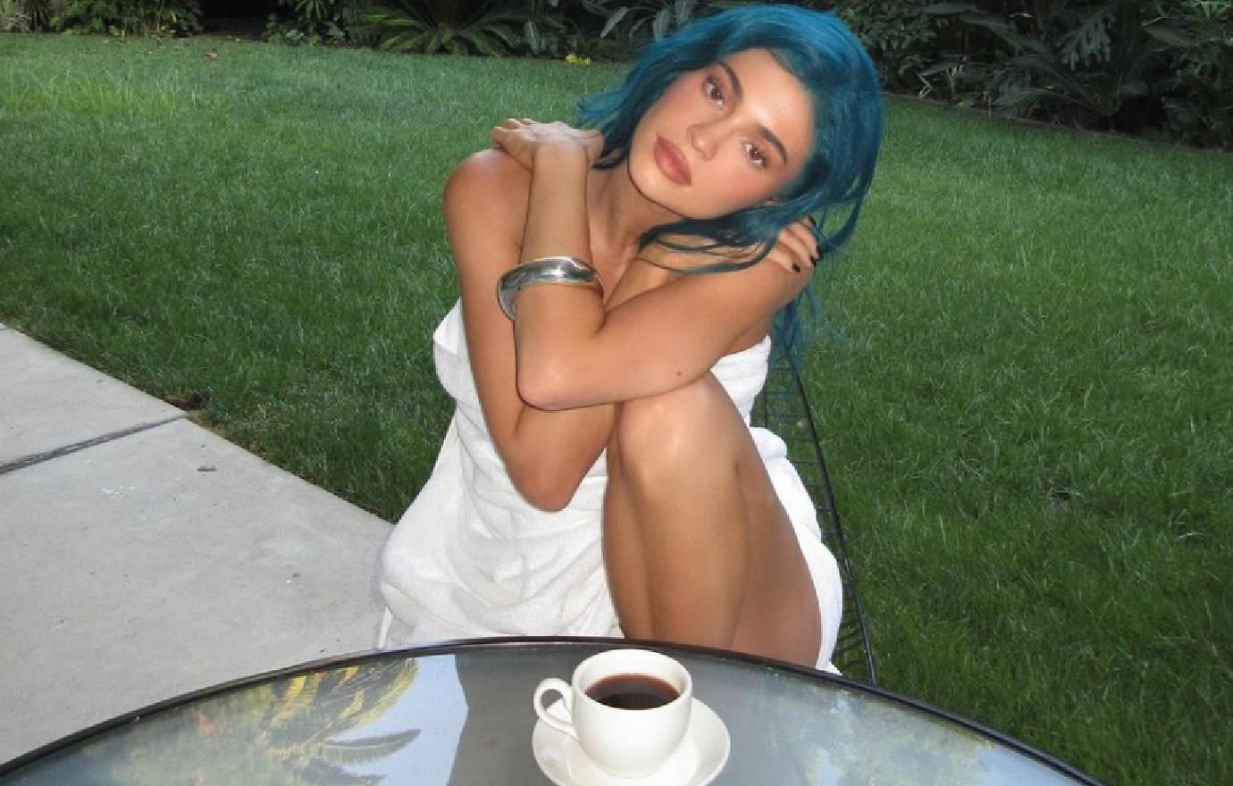 kylie jenner fans freak out over nostalgic teal hair stunning selfies