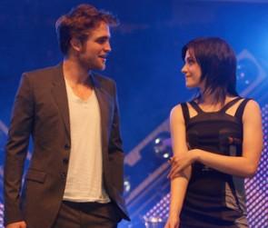 2010__05__Robert_Pattinson_Kristen_Stewart_May18newsmb 295×300.jpg