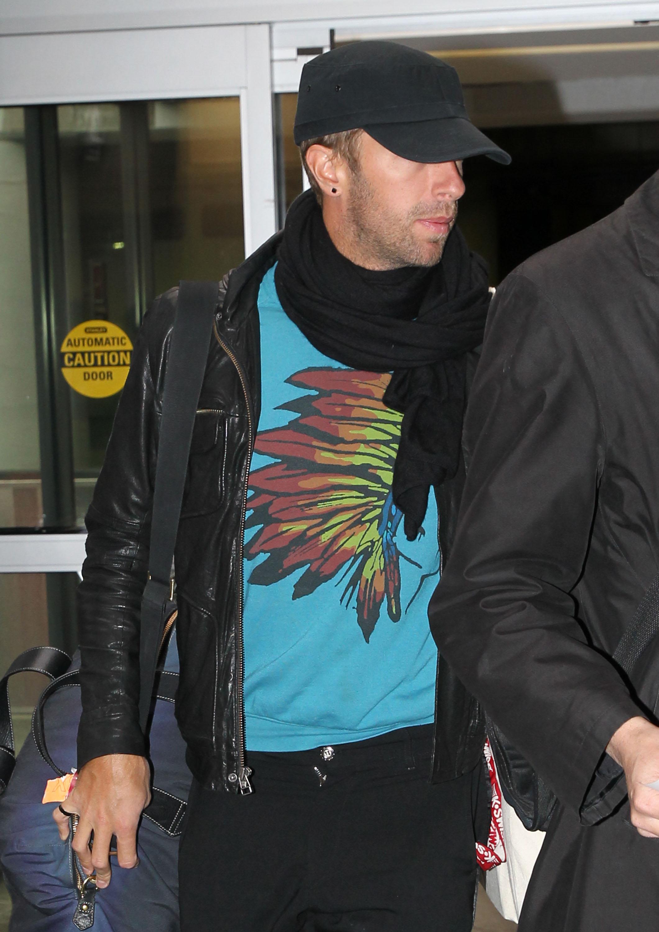 Exclusive&#8230; Chris Martin Flies Home After Romantic Easter Weekend With Jennifer Lawrence &#8211; ADD WEB FEES