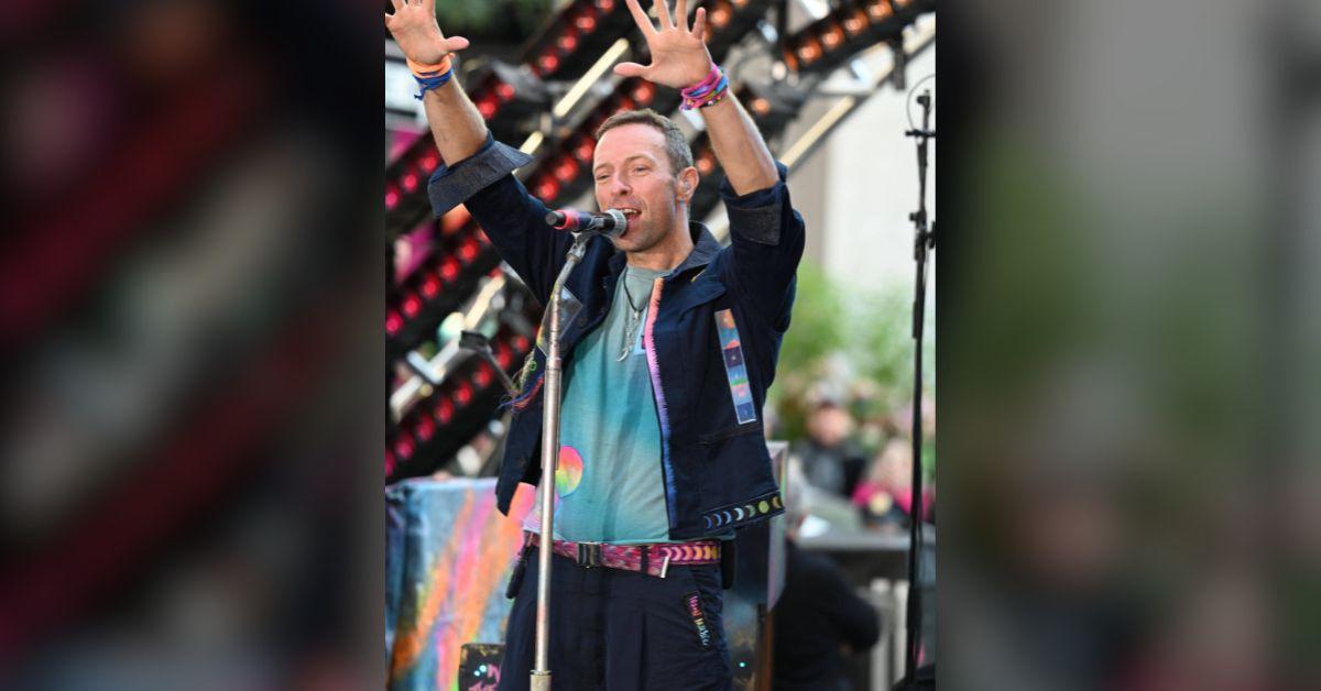 photo of Chris Martin caught two concertgoers in an awkward moment.