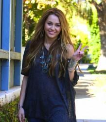 2010__11__FP_6158058_Cyrus_Miley_RIV_112710 218×300.jpg