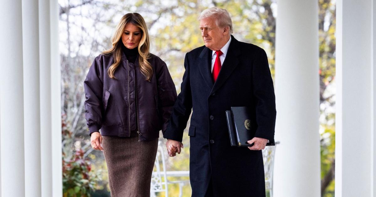 Photo of Many social media users thought the first lady allowed her husband to kiss her only on the cheek.