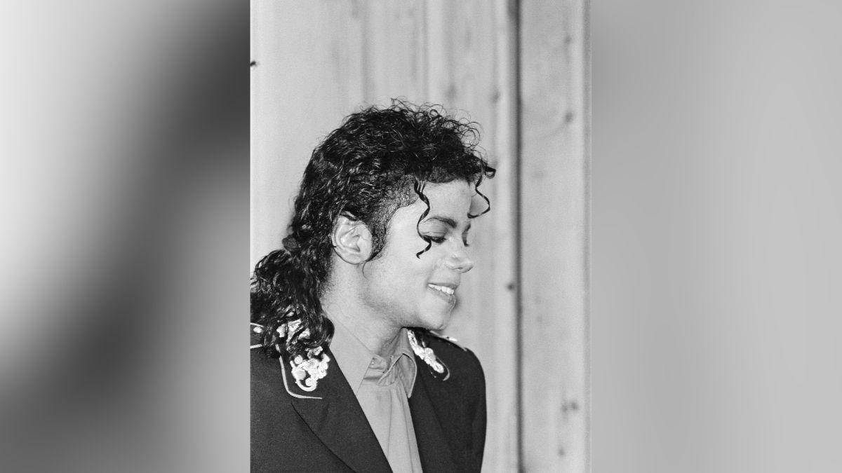 Image of Michael Jackson allegedly gave a child oral s--.