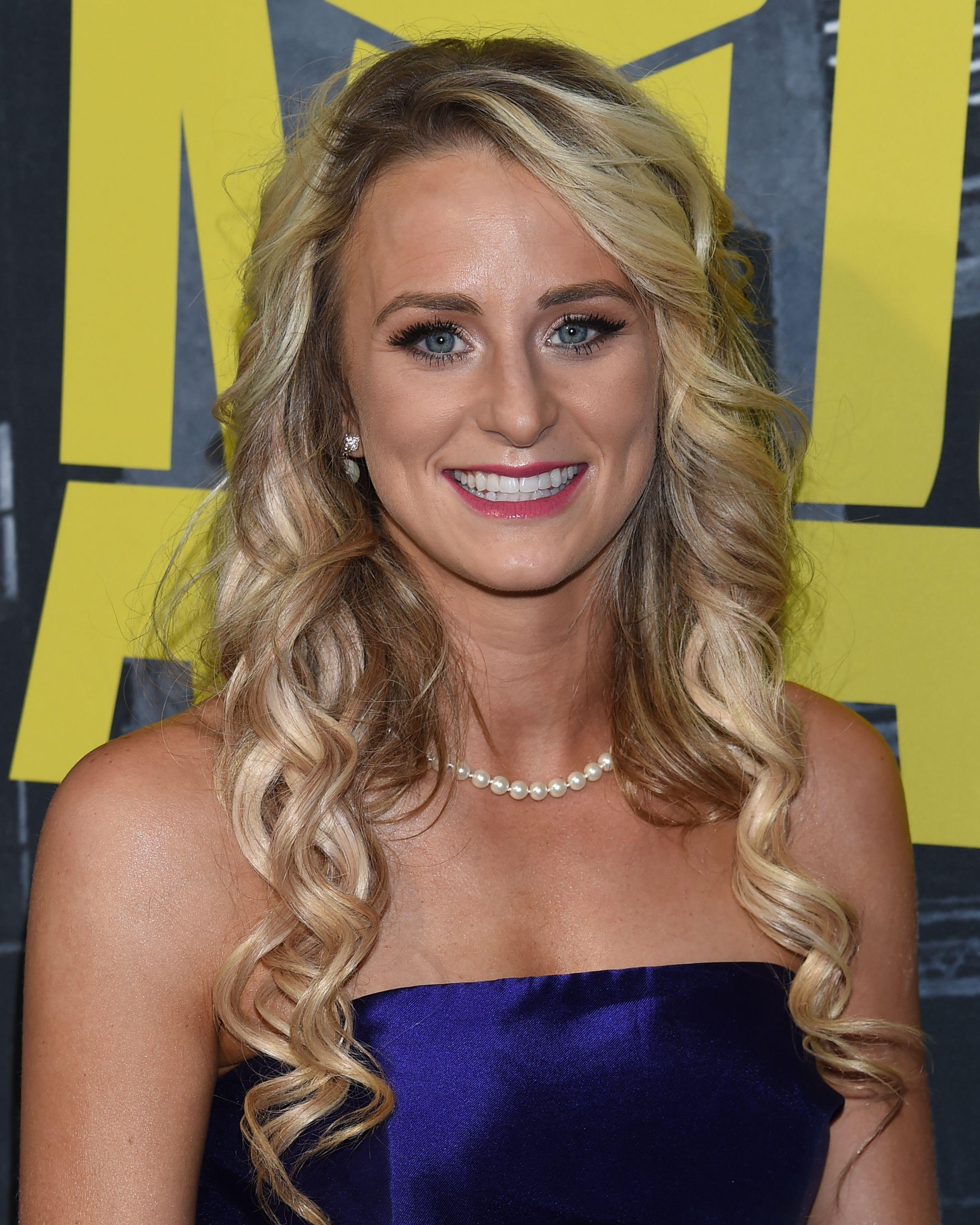 Leah Messer smiles for a photo on the red carpet.