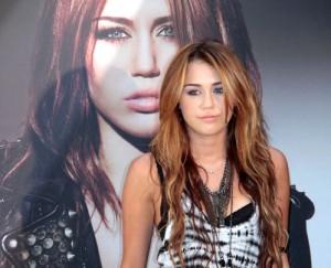 2010__06__Miley_Cyrus_June1_03main 300×243.jpg