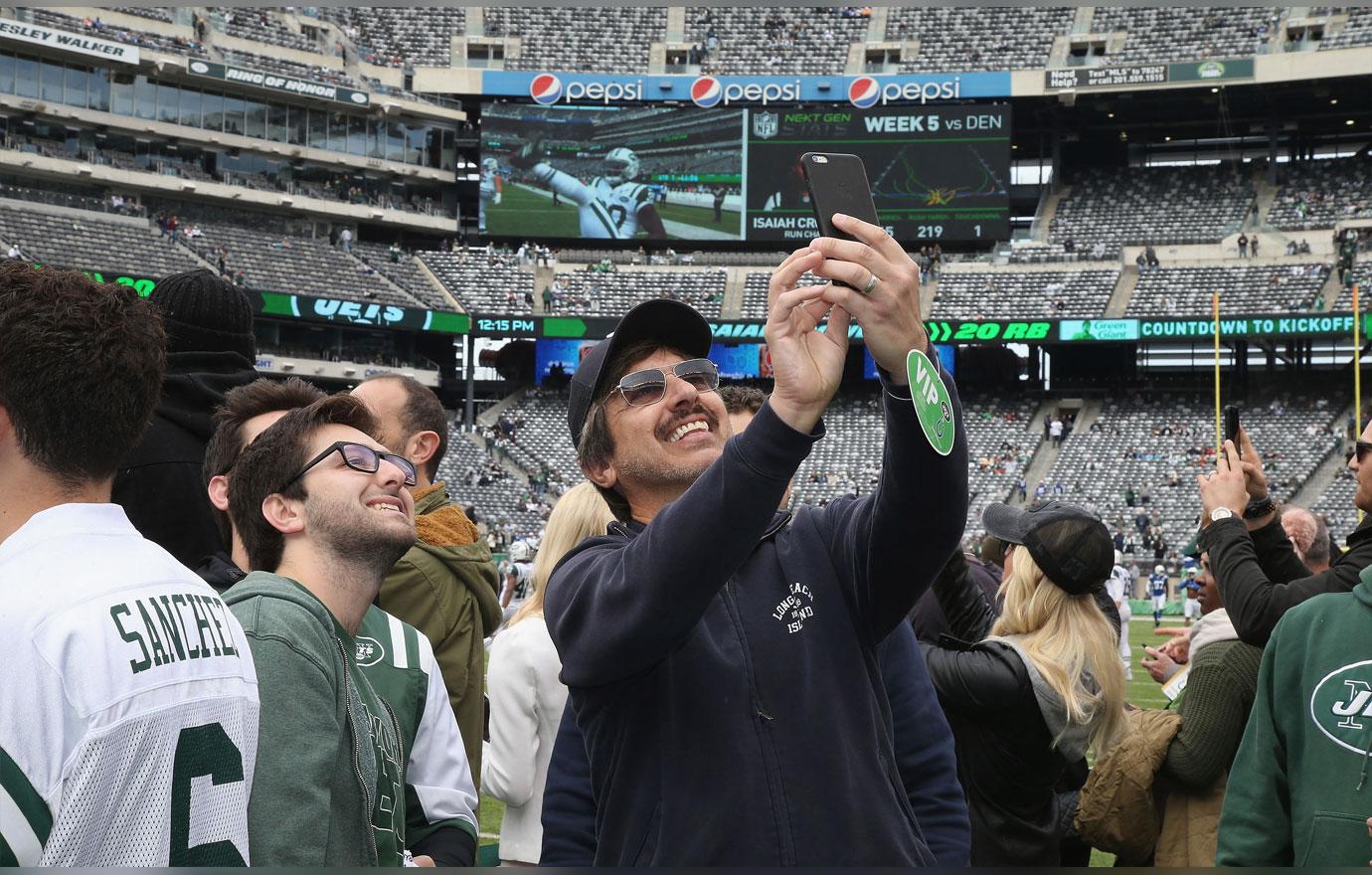 Actor Ray Romano attends the New York Jets vs the Indianapolis Colts  News Photo - Getty Images