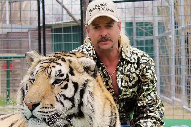 tiger king joe exotic machine gun kelly turn gay get him out prison netflix