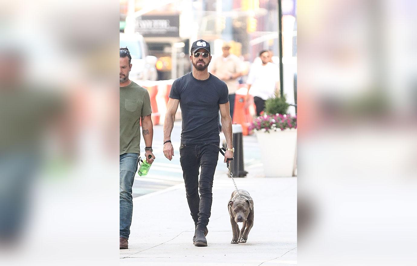 Justin theroux lonely stroll with dog nyc 4