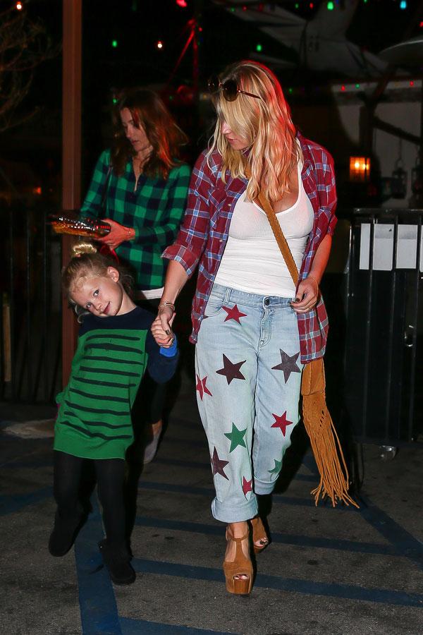 Jessica simpson daughter maxwell sassy posing dinner 05