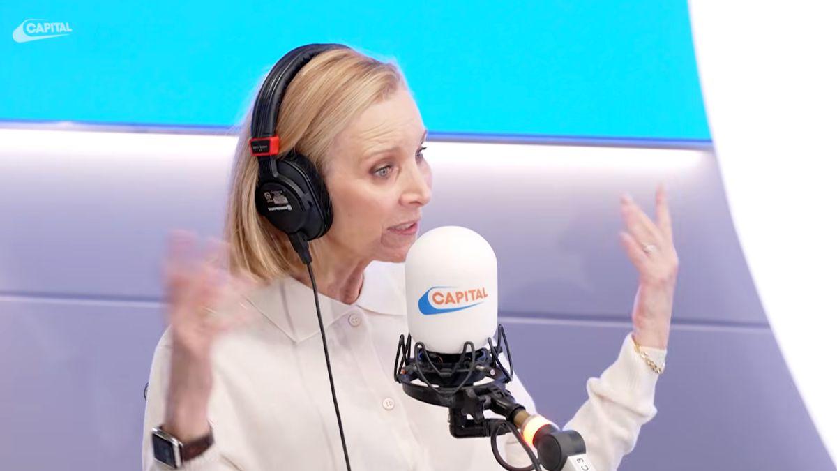 Image of Lisa Kudrow lamented over Matthew Perry's death.