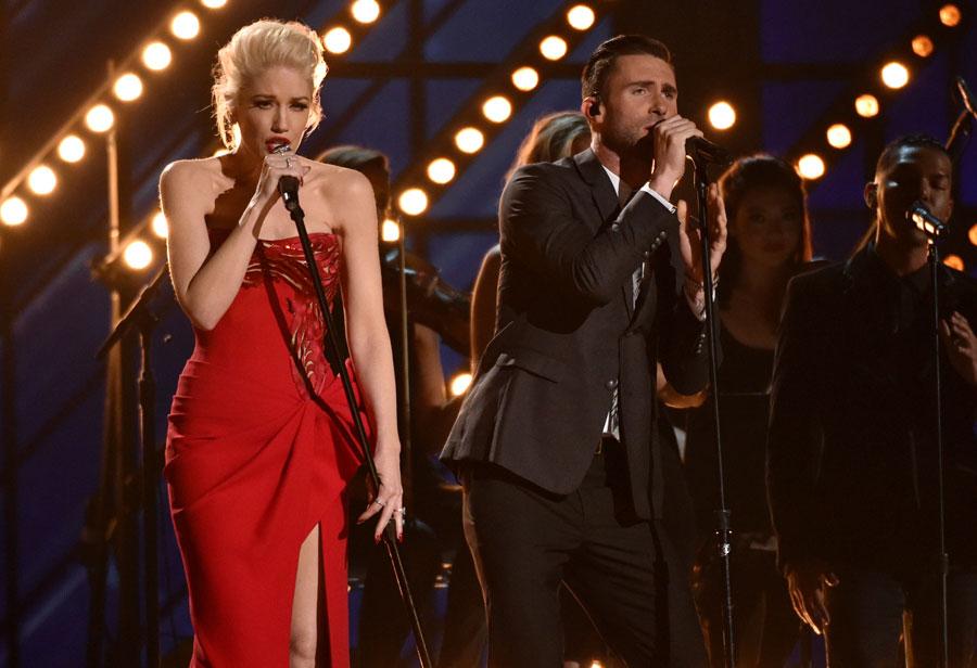 Gwen stefani adam levine performing at the 2015 grammy awards 04