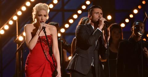 Gwen stefani adam levine performing at the 2015 grammy awards 04