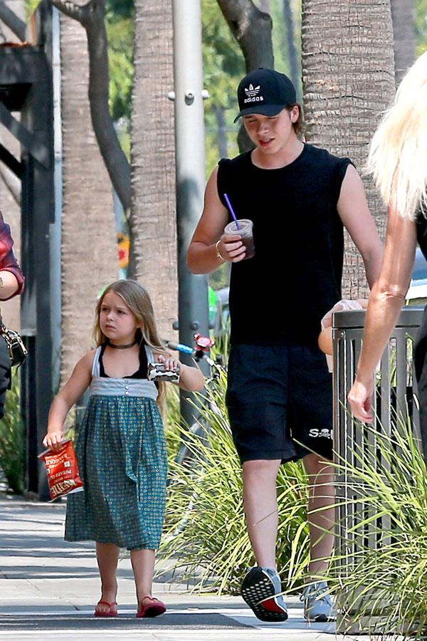 brooklyn beckham harper breakfast