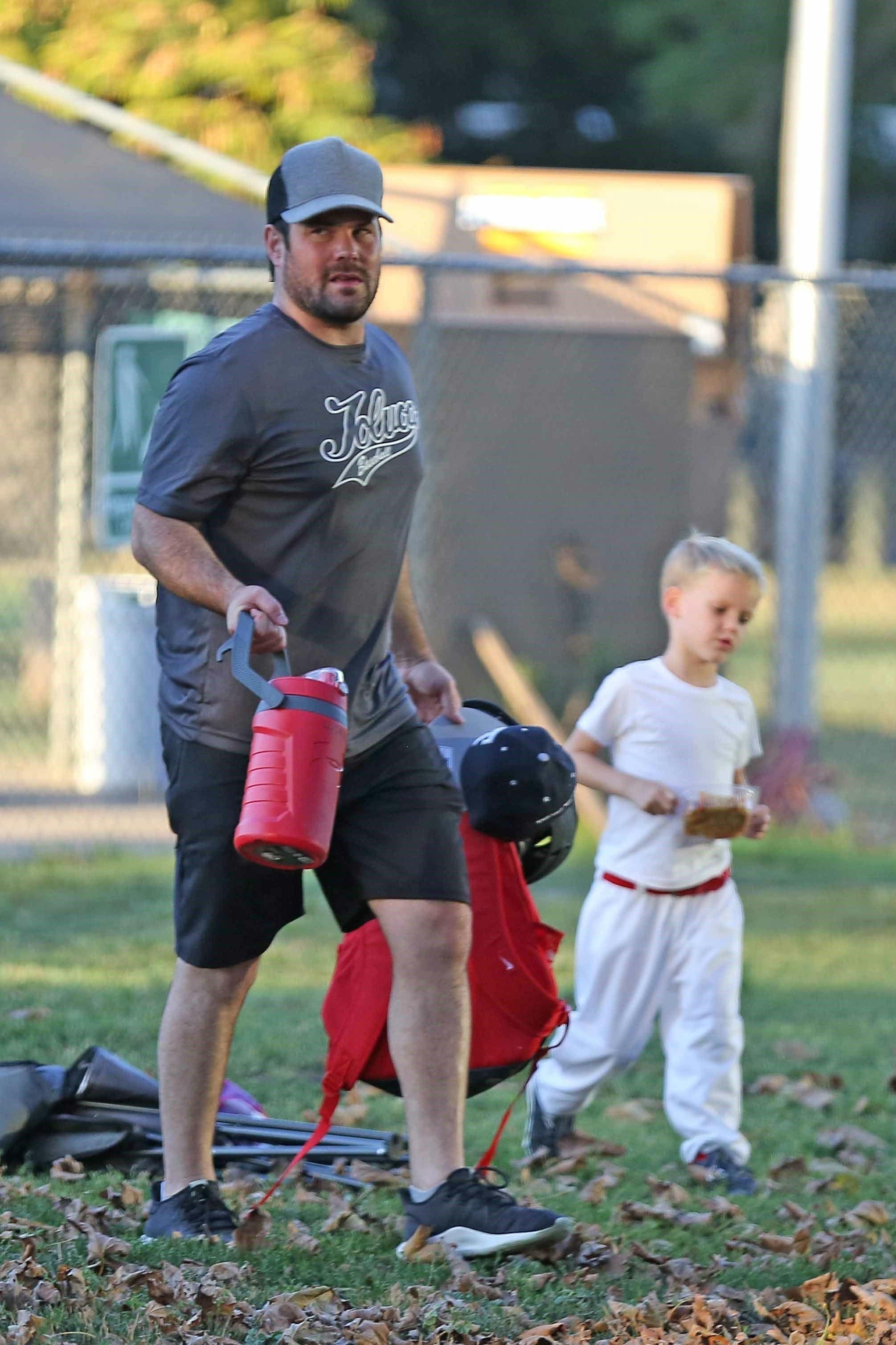 Hilary Duff And Mike Comrie Take Son To Practice Photos3