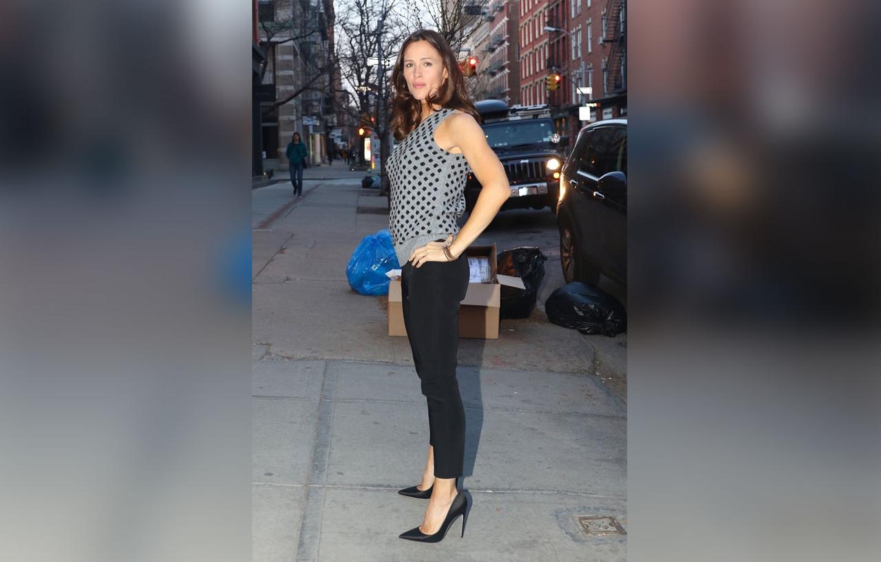 [PICS] Jennifer Garner Shows Off Buff Arms At Ladurée In New York City