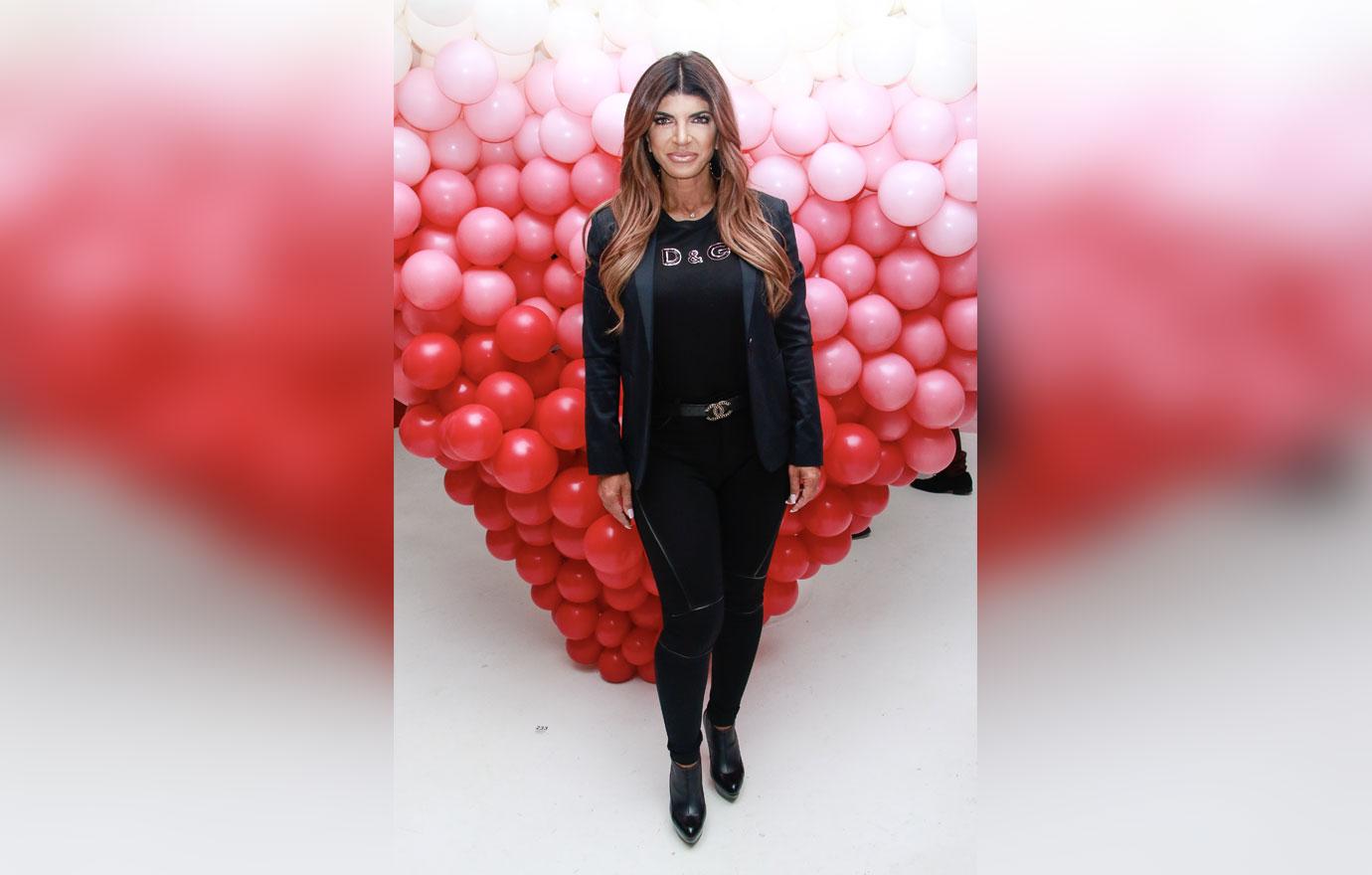 Teresa Giudice In Front Of Pink Balloons Snubs Joe Giudice Anniversary