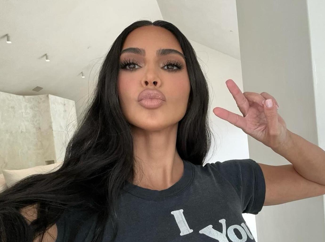 kim kardashian promised kendall jenner stop peace sign photos