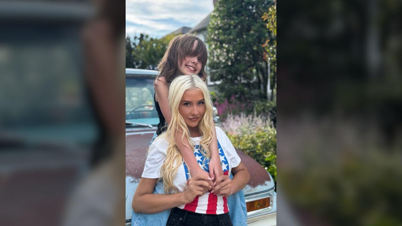 Photo of Christina Aguilera posed with her daughter Summer Rain, 12.