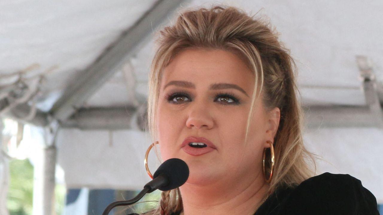 Image of Kelly Clarkson bid her show farewell after seven years, calling the moment 'bittersweet.'